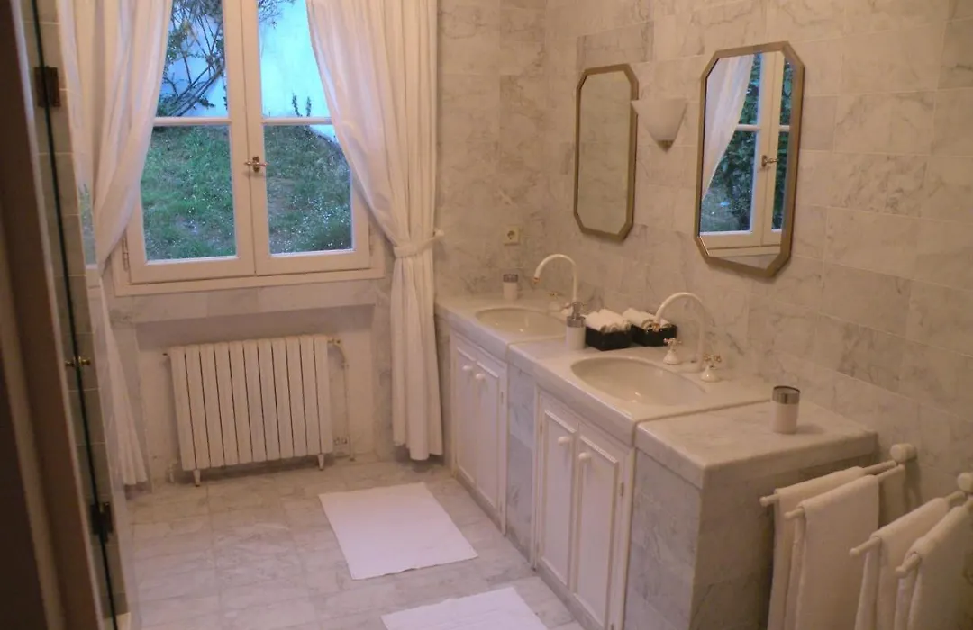 CHAMBRE LUXUEUSE AVEC IMMENSE PISCINE VUE SUR LA BAIE DE CANNES ET L Estérel avec possibilité de cabine 3 personnes-1