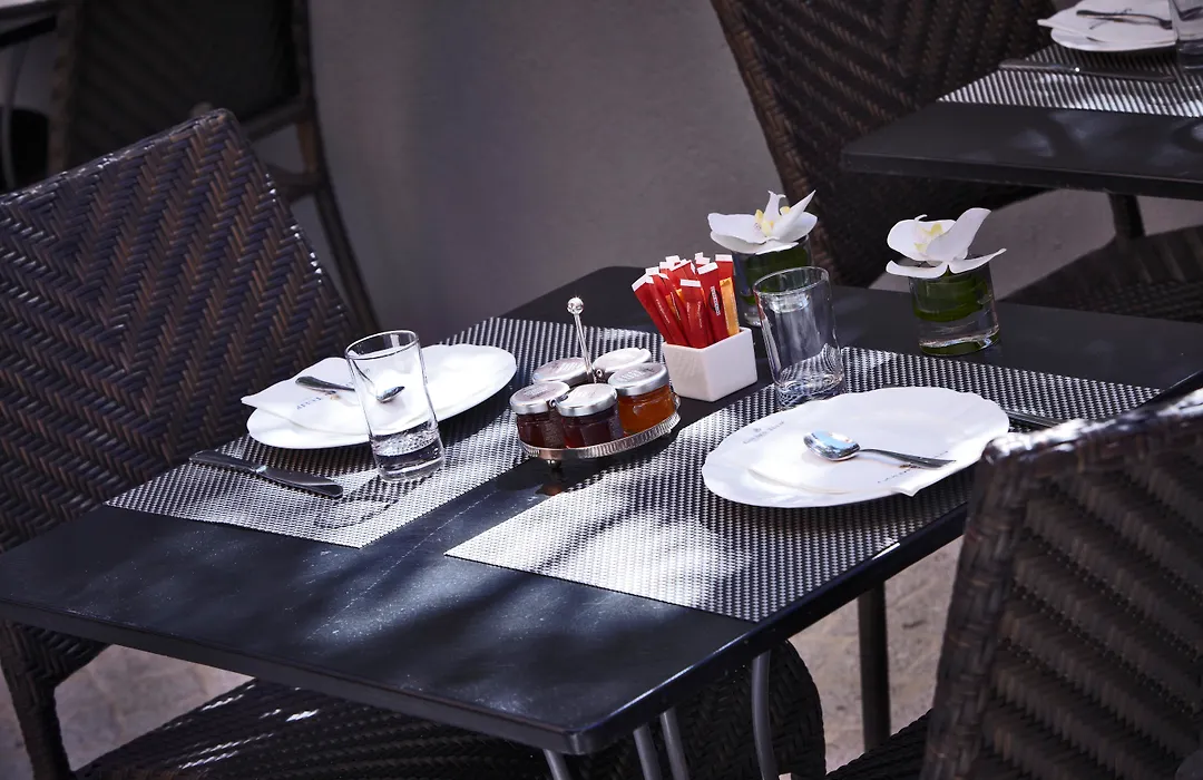 GOLDEN TULIP CANNES HOTEL de PARIS-1