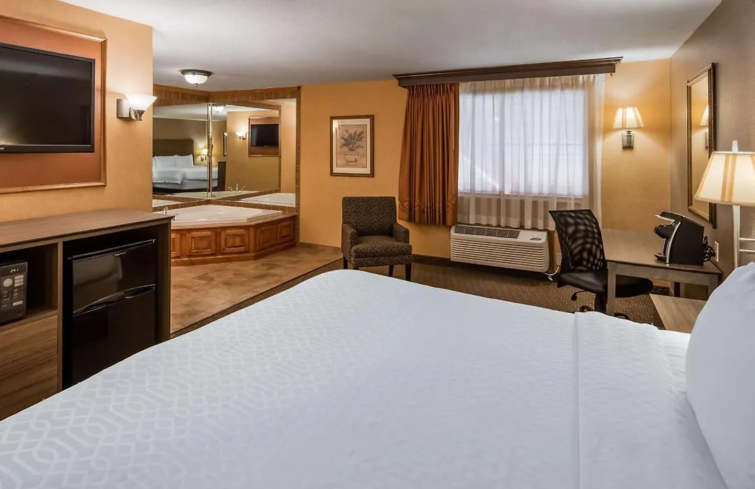 Best Western Plus North Canton Inn & Suites-1
