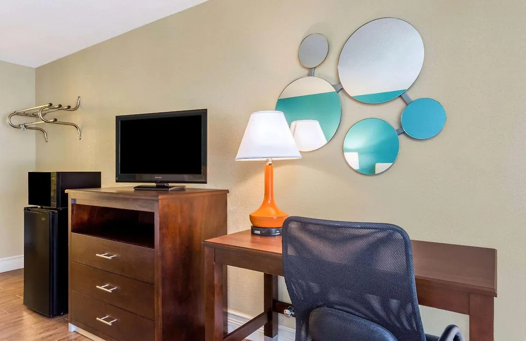 Howard Johnson By Wyndham Lakeland-1