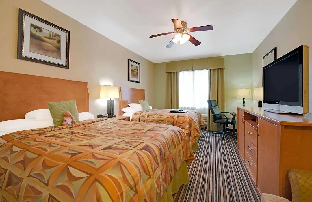 Super 8 By Wyndham Austin/Airport North-1