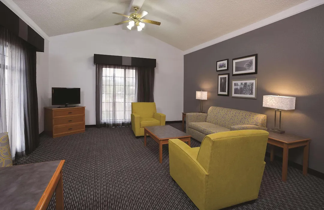 La Quinta Inn & Suites By Wyndham Ventura-1