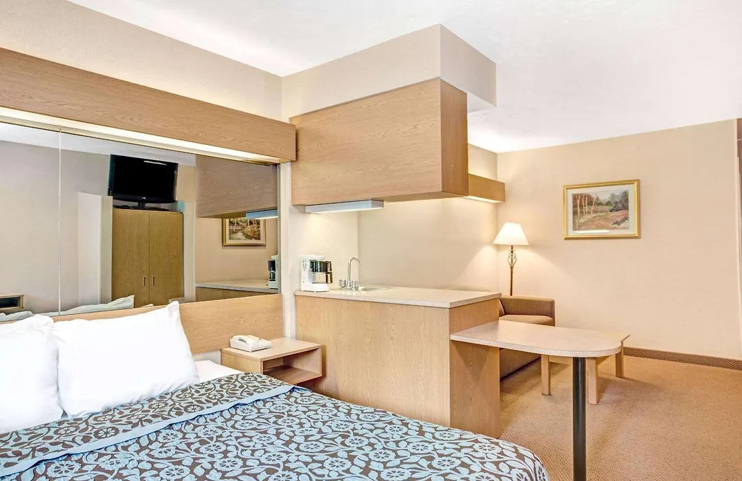 Days Inn By Wyndham Sturbridge-1