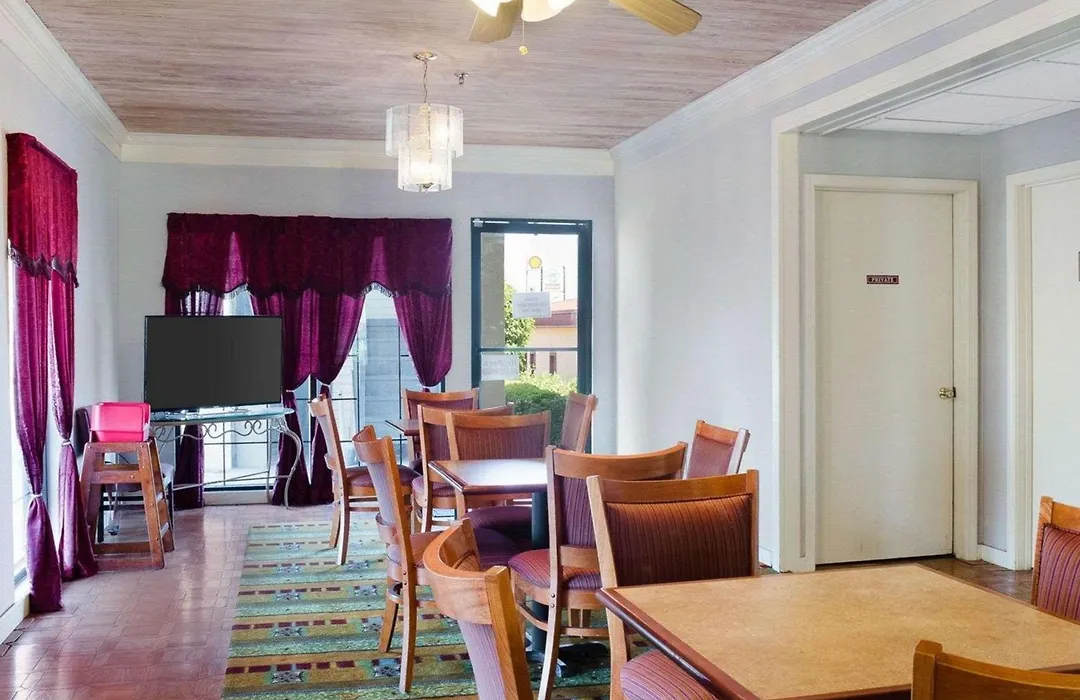 Econo Lodge Canton I-55-1