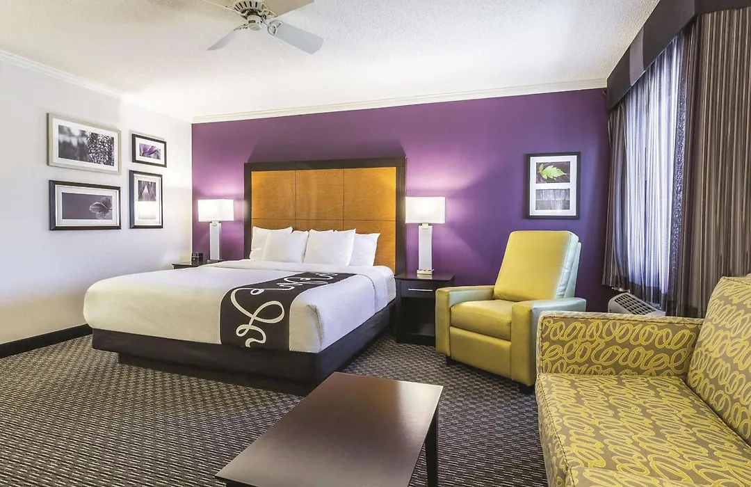La Quinta Inn & Suites By Wyndham Cleveland - Airport North-1