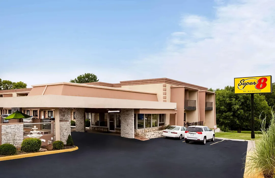 Super 8 By Wyndham Lawrence Ku-1