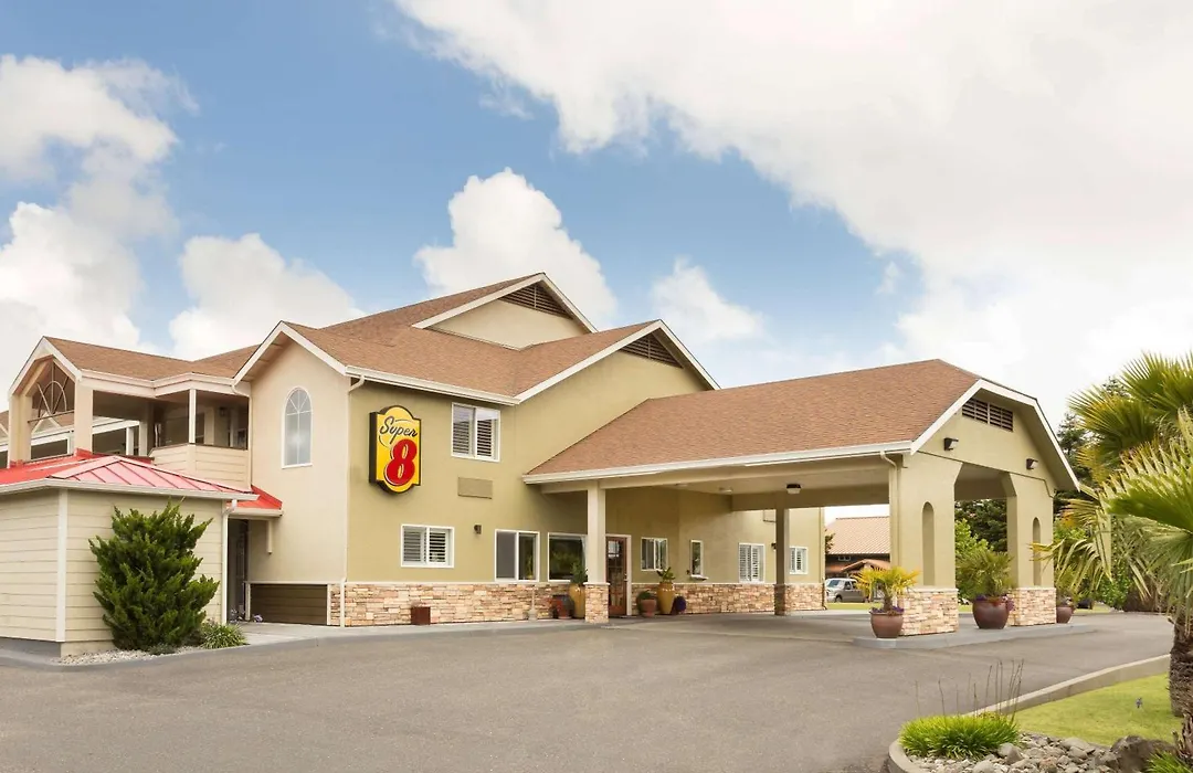 Super 8 By Wyndham Fortuna-1
