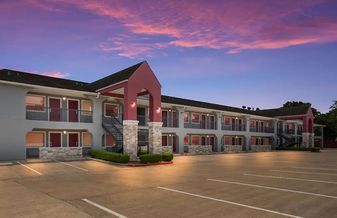 Clarion Pointe-1