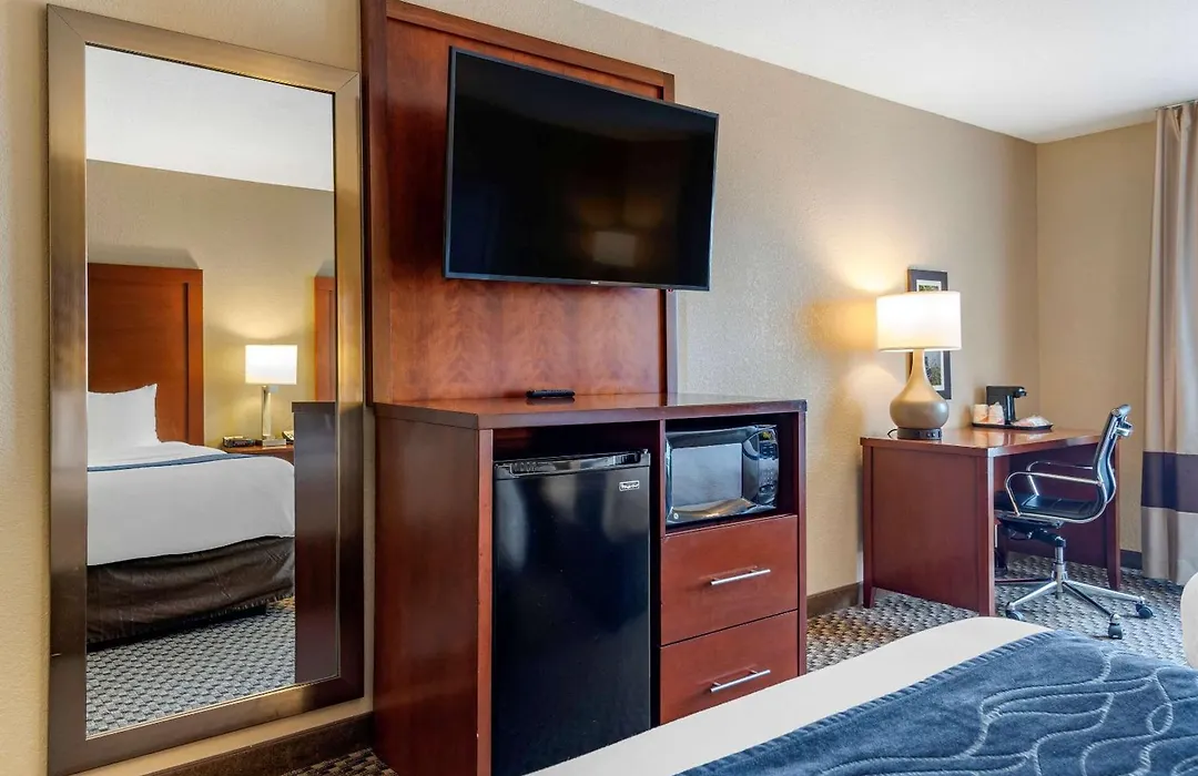 Comfort Inn & Suites Blue Ridge-1