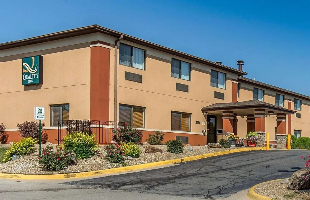 Quality Inn At Collins Road - Cedar Rapids-1