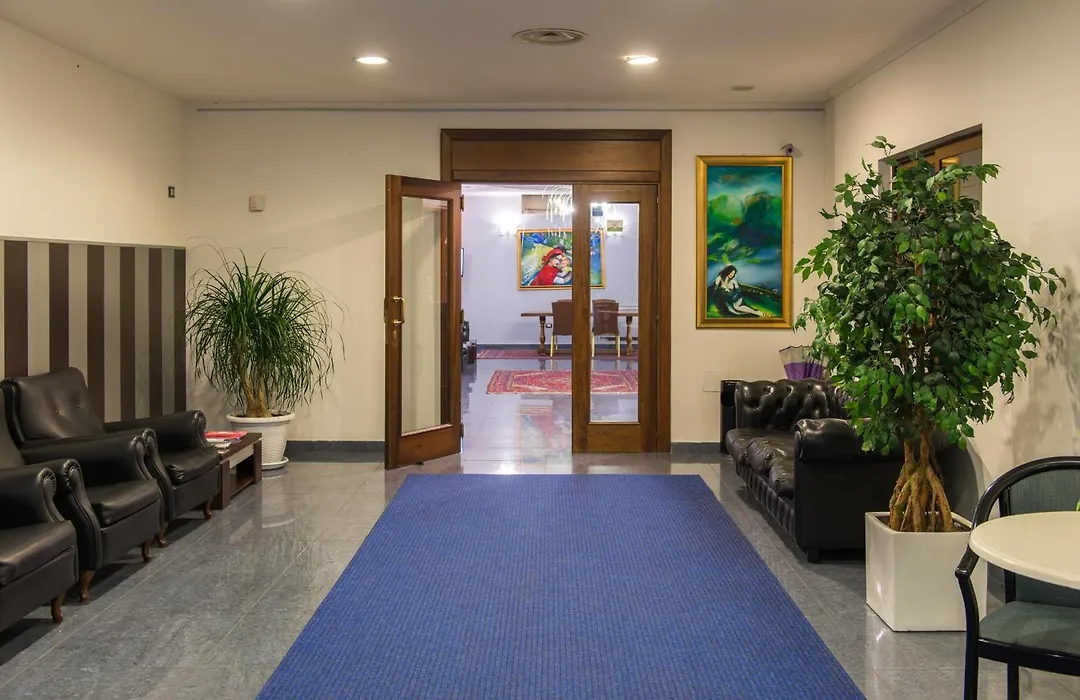 Royal Hotel-1
