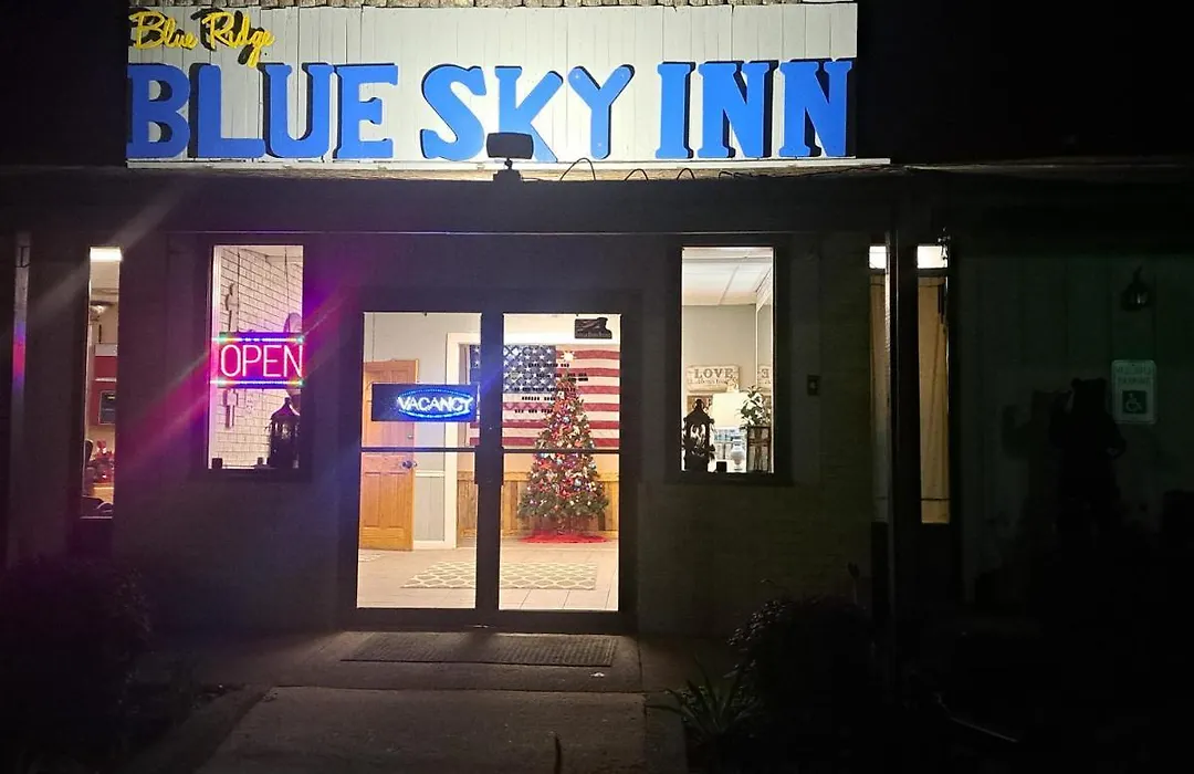 Blue Sky Inn: Pet-Friendly Oasis with Renovated Rooms-1