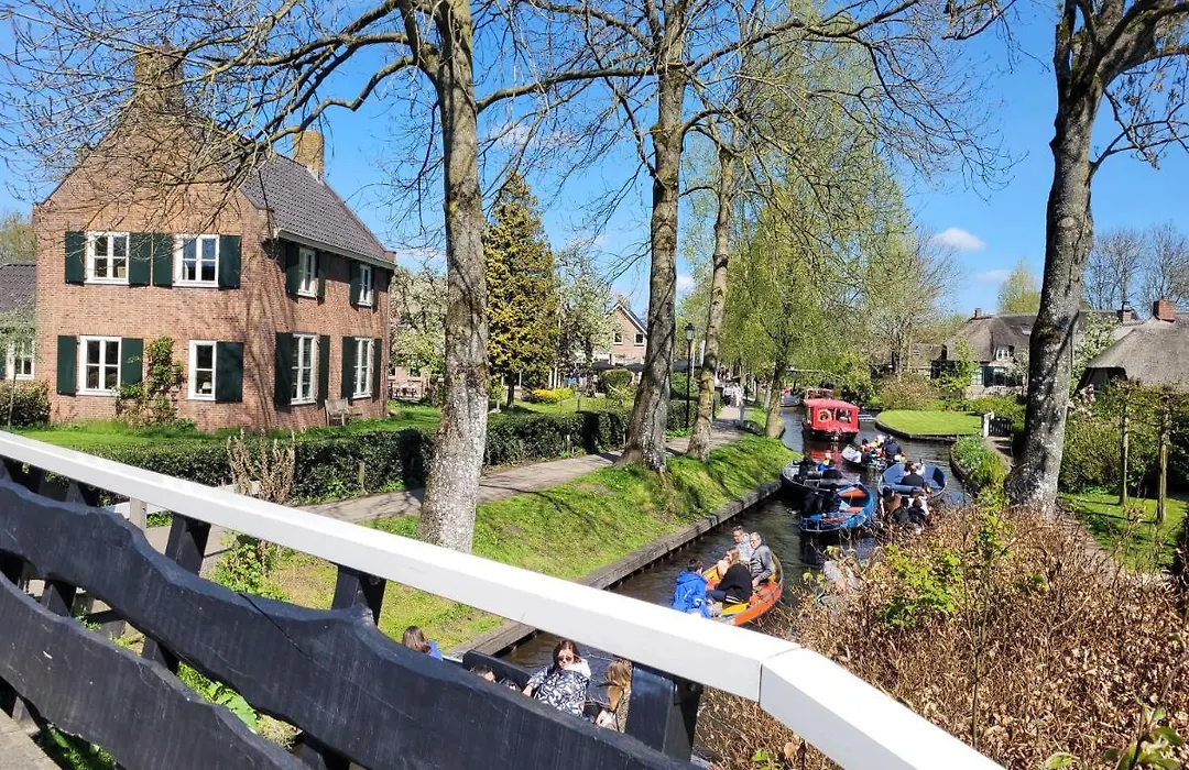 B&B Villa Giethoorn - canalview, privacy&parking-1