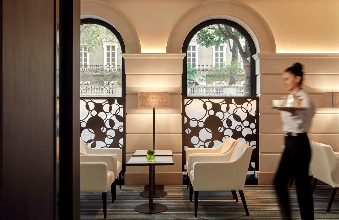 Como The Halkin-1