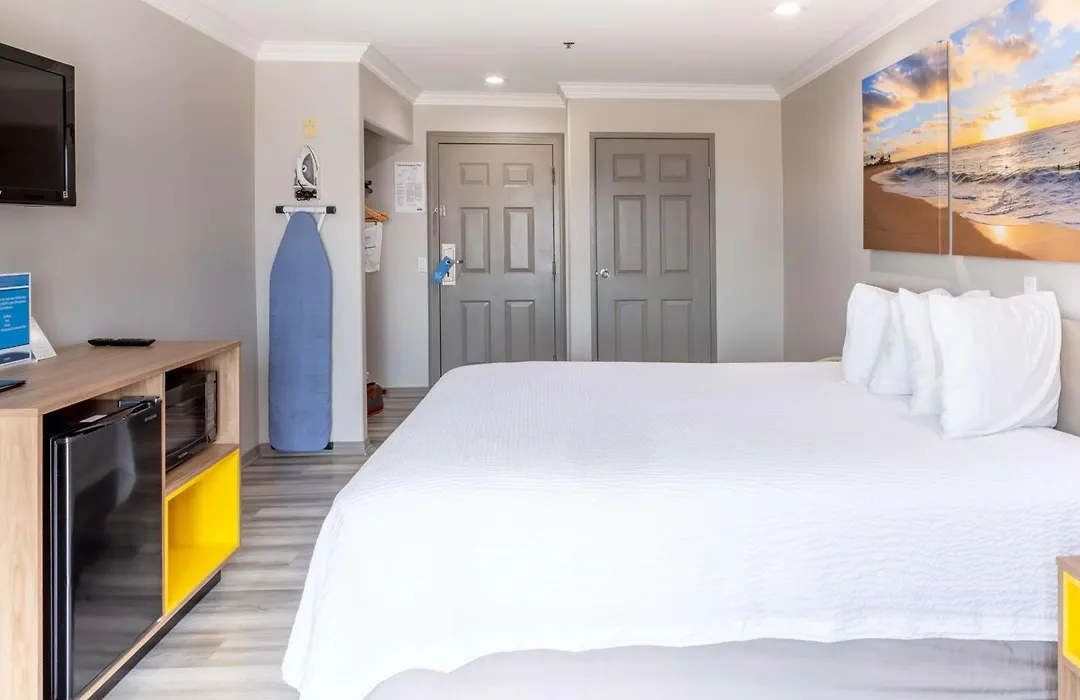 Days Inn By Wyndham Santa Monica-1