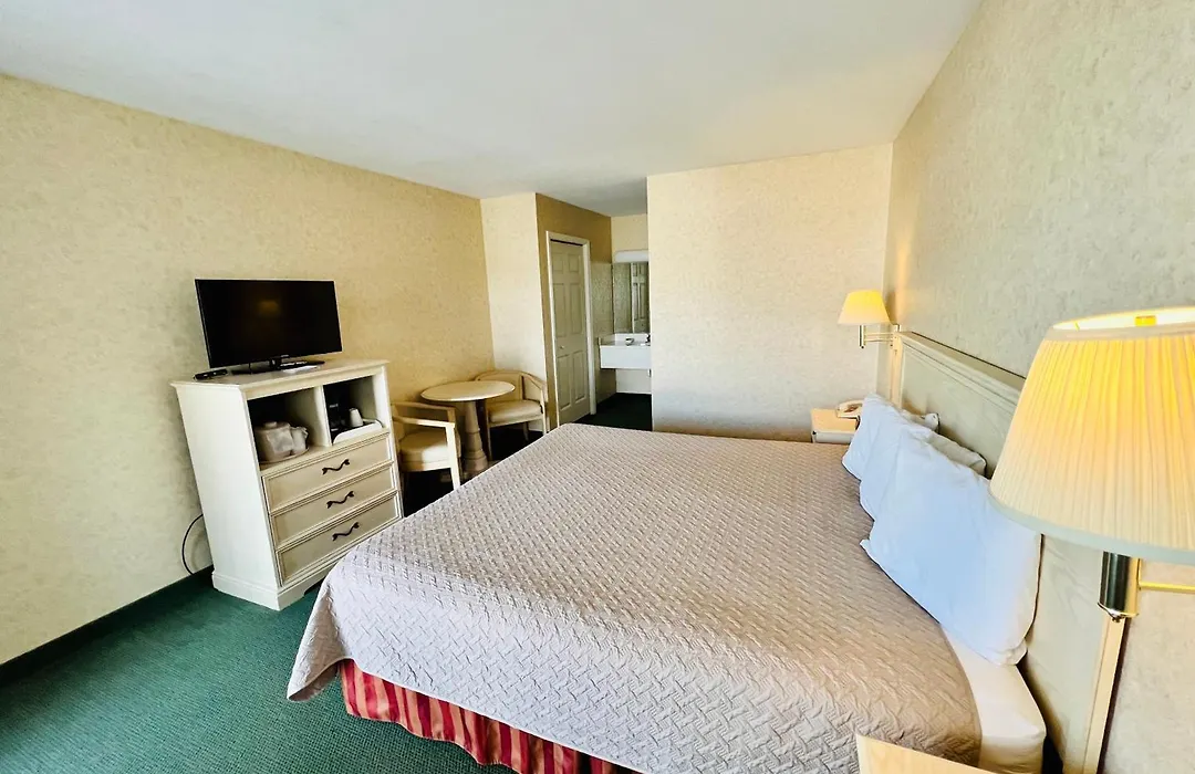 Court Plaza Inn & Suites Of Mackinaw-1