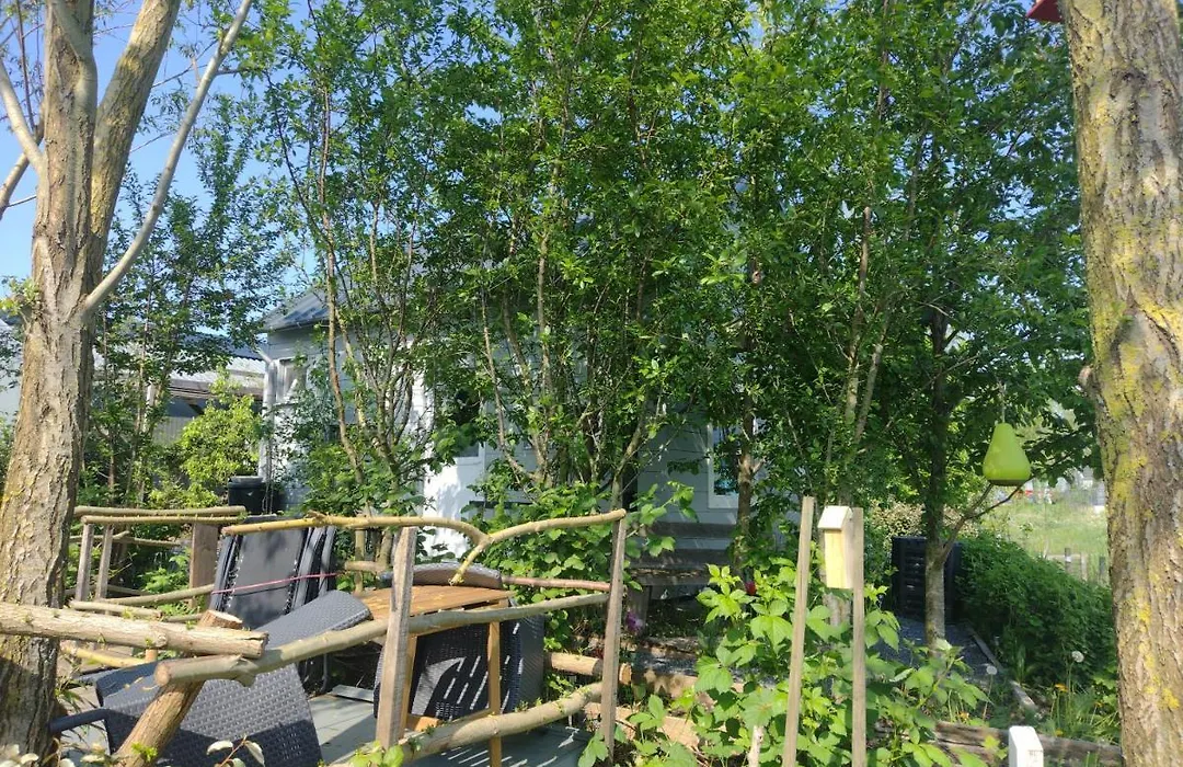 Tuinhuisje in het groen-1