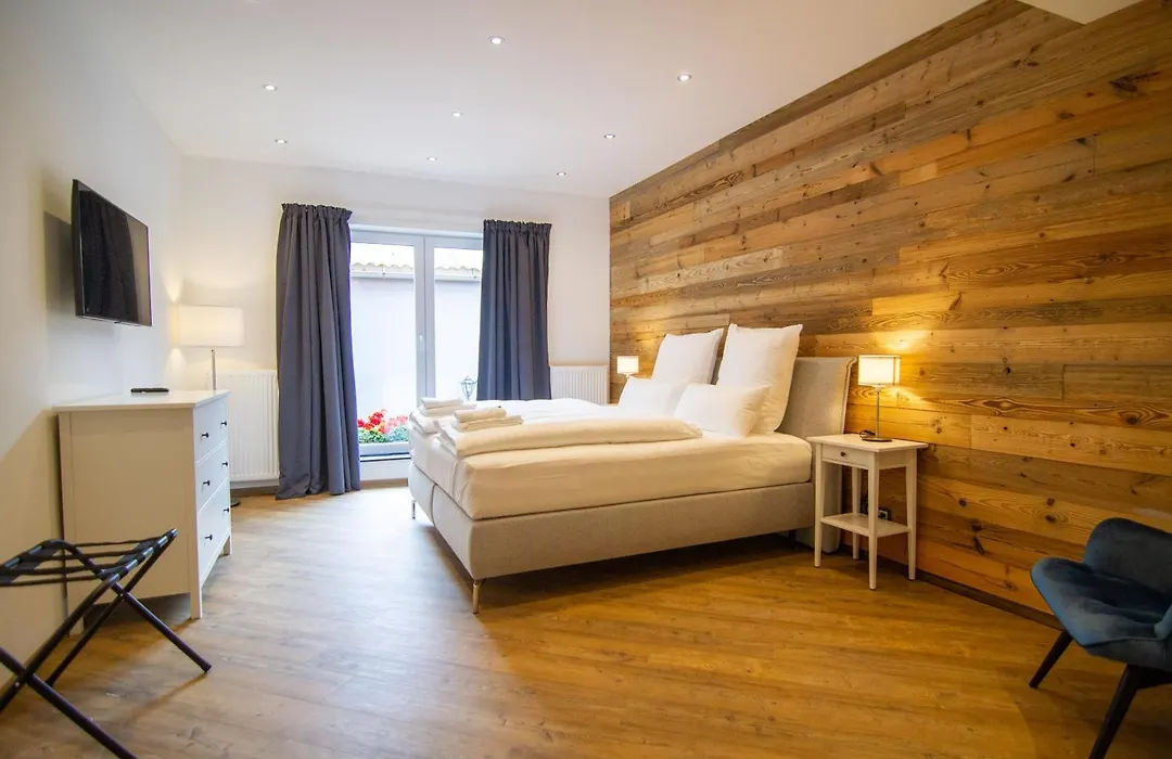 Schiefer Hotel-1