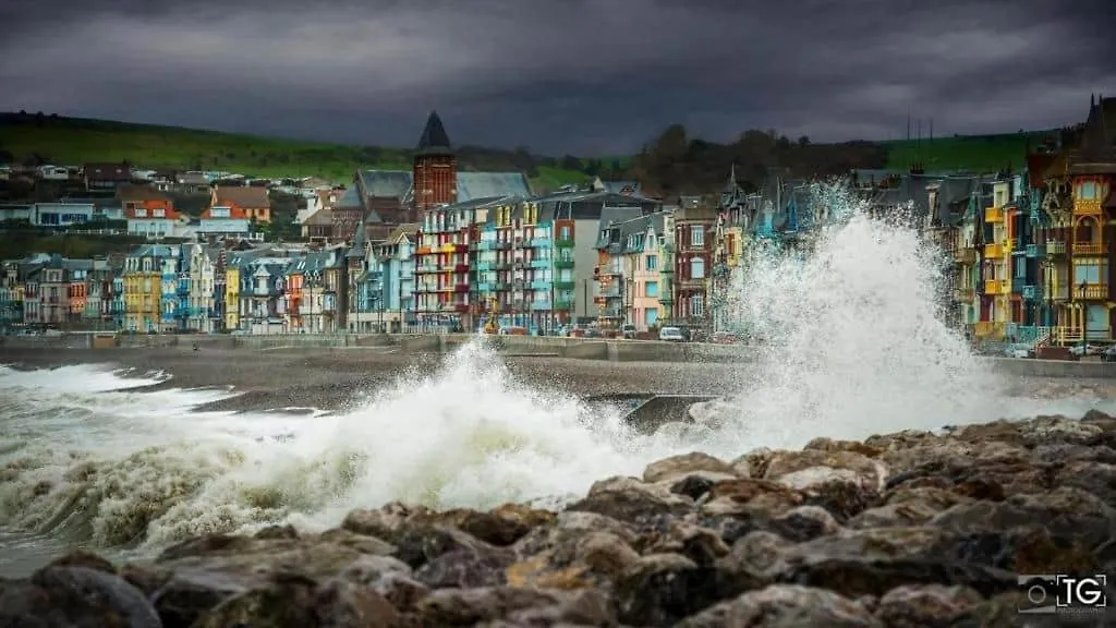 CAPRICES DE PLAGE Chambre grand lit double avec balnéo et beau balcon, vue panoramique, 300 mètres plage Mers les Bains Le Treport petit dejeuner servi en chambre en option-1