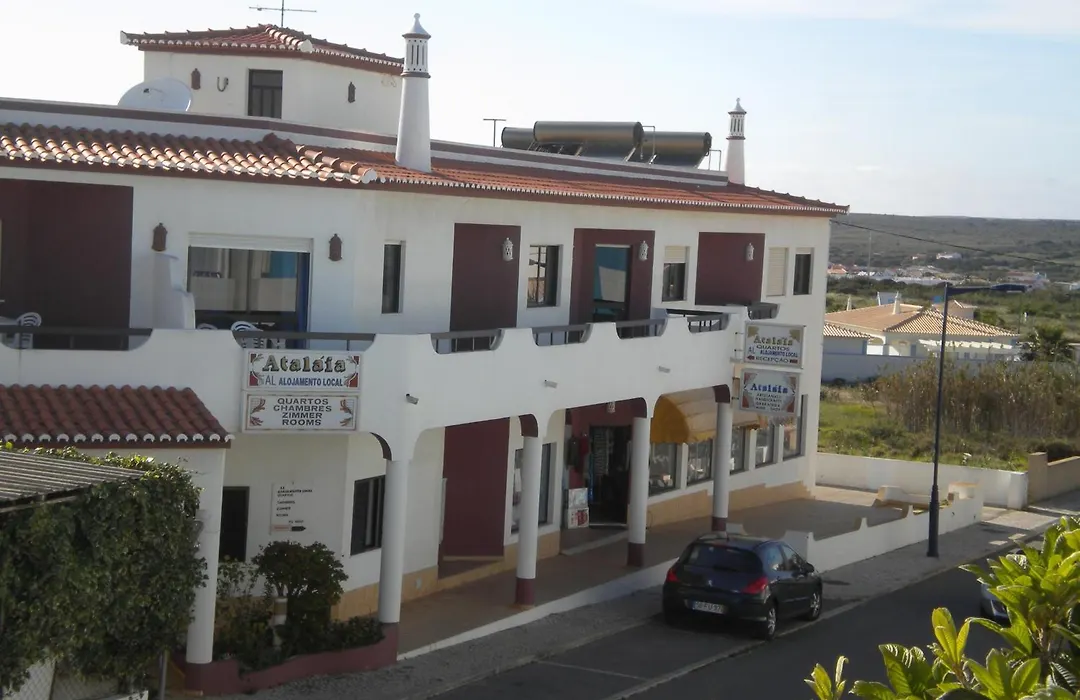 Apartamentos E Quartos Atalaia-1