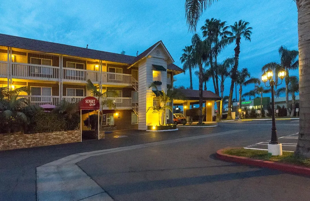Ramada By Wyndham Costa Mesa/Newport Beach-1
