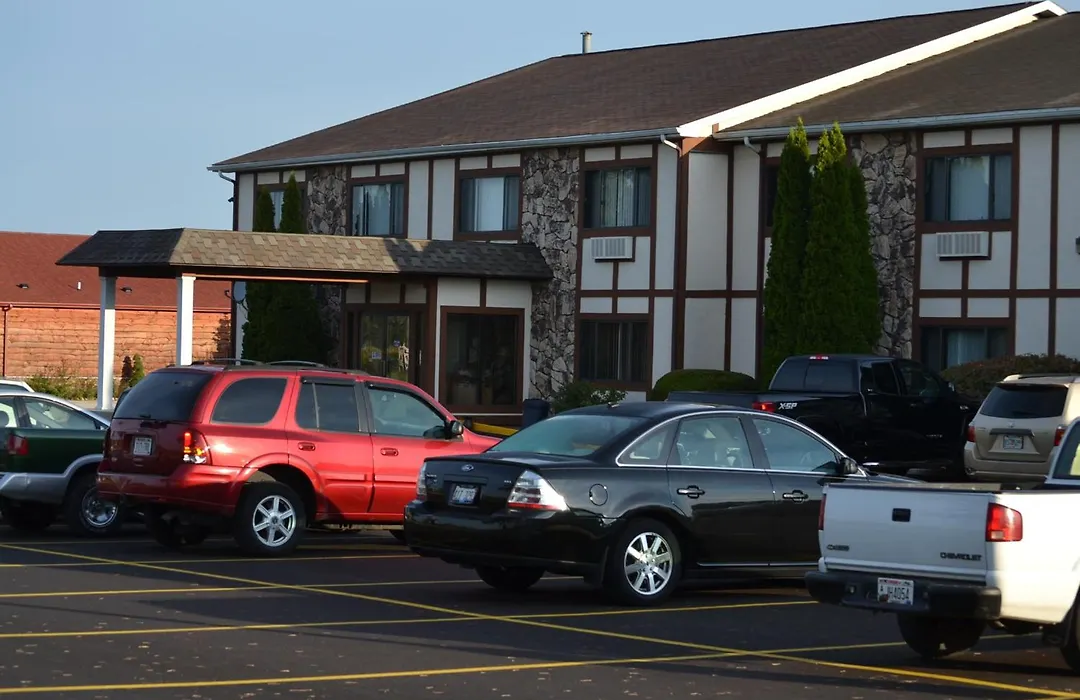 Sky Lodge Inn & Suites - Delavan-1