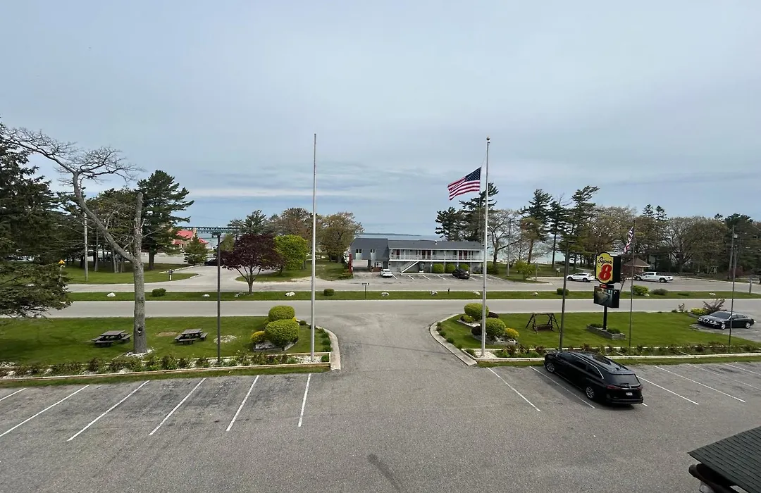 Super 8 By Wyndham Bridgeview Of Mackinaw City-1