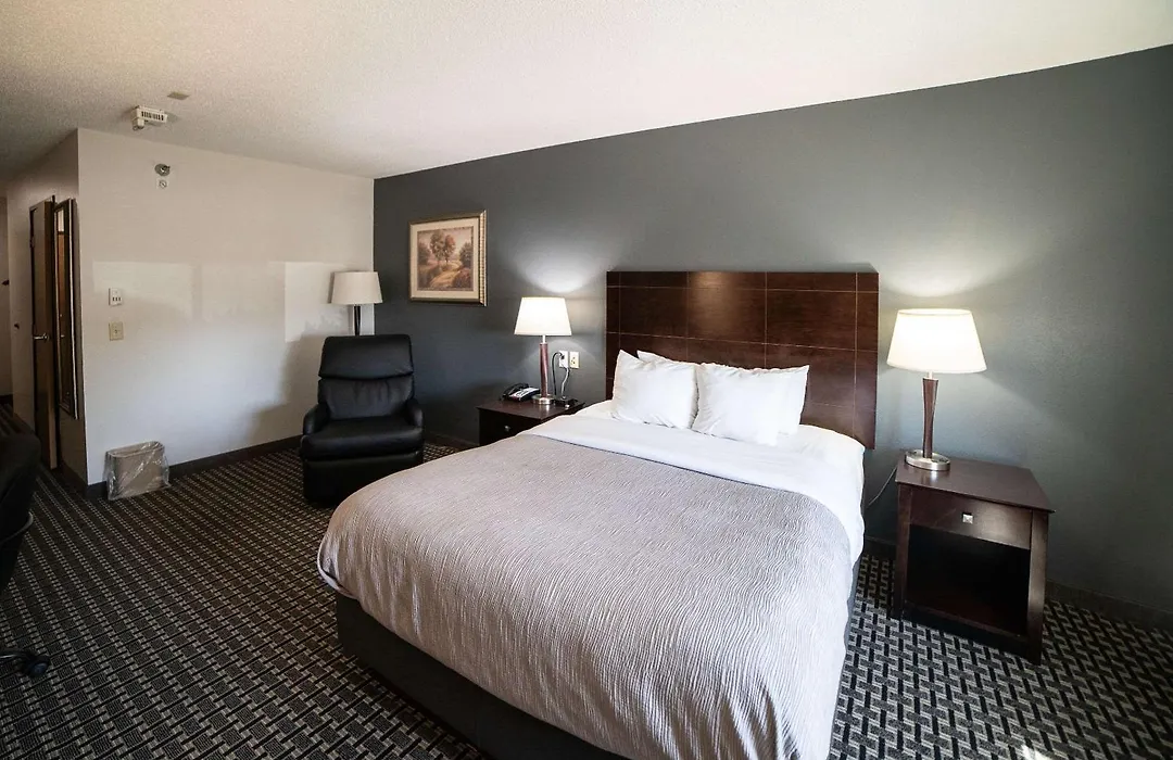 Quality Inn & Suites Watertown Near Prairie Lakes Ice Arena-1