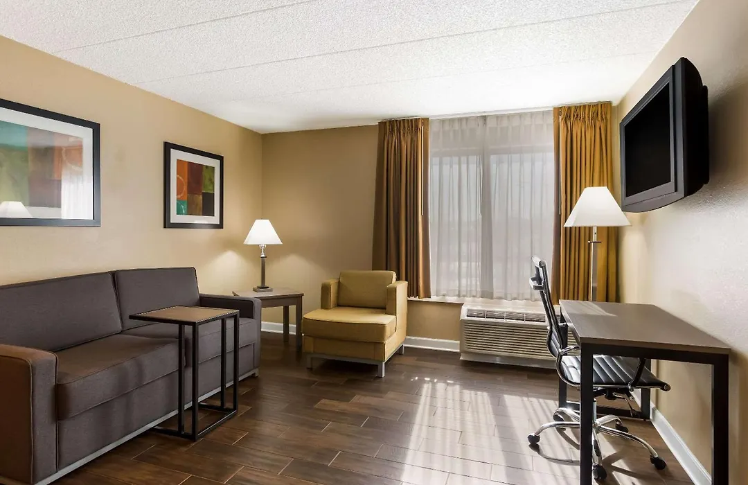 Quality Suites Milwaukee Airport-1