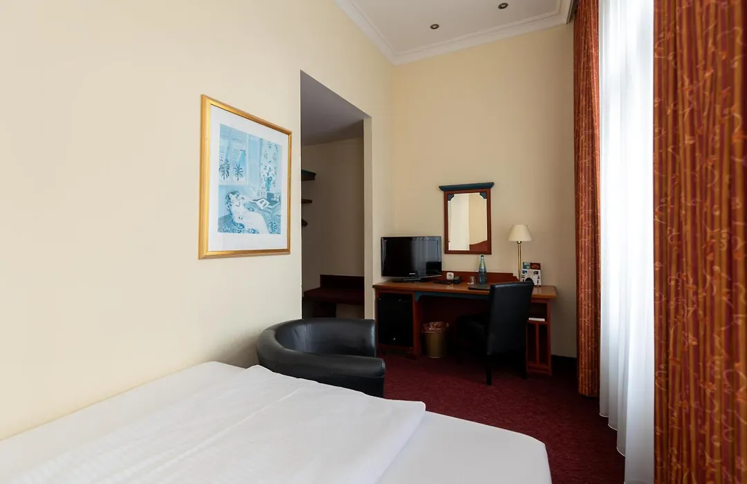 Akzent Hotel Am Goldenen Strauss-1