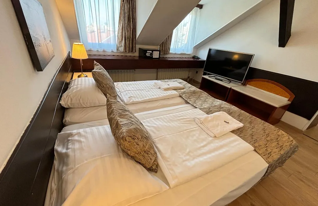 Hotel Gloria Budapest City Center-1