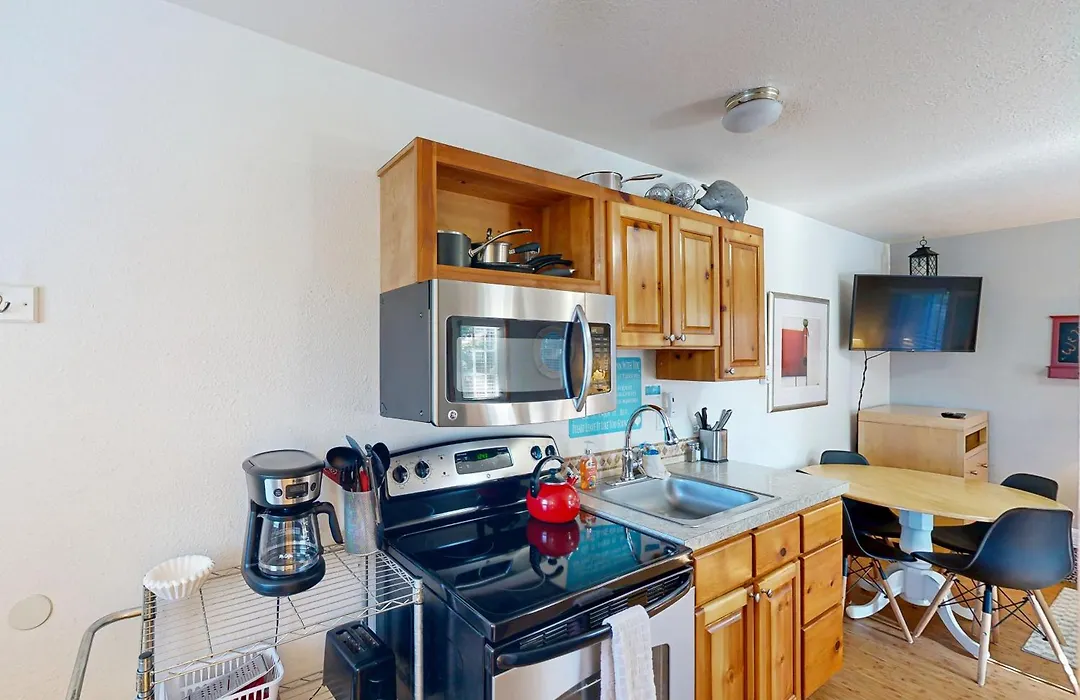 Beaches Inn | Pirates Cove Cabana 8-1