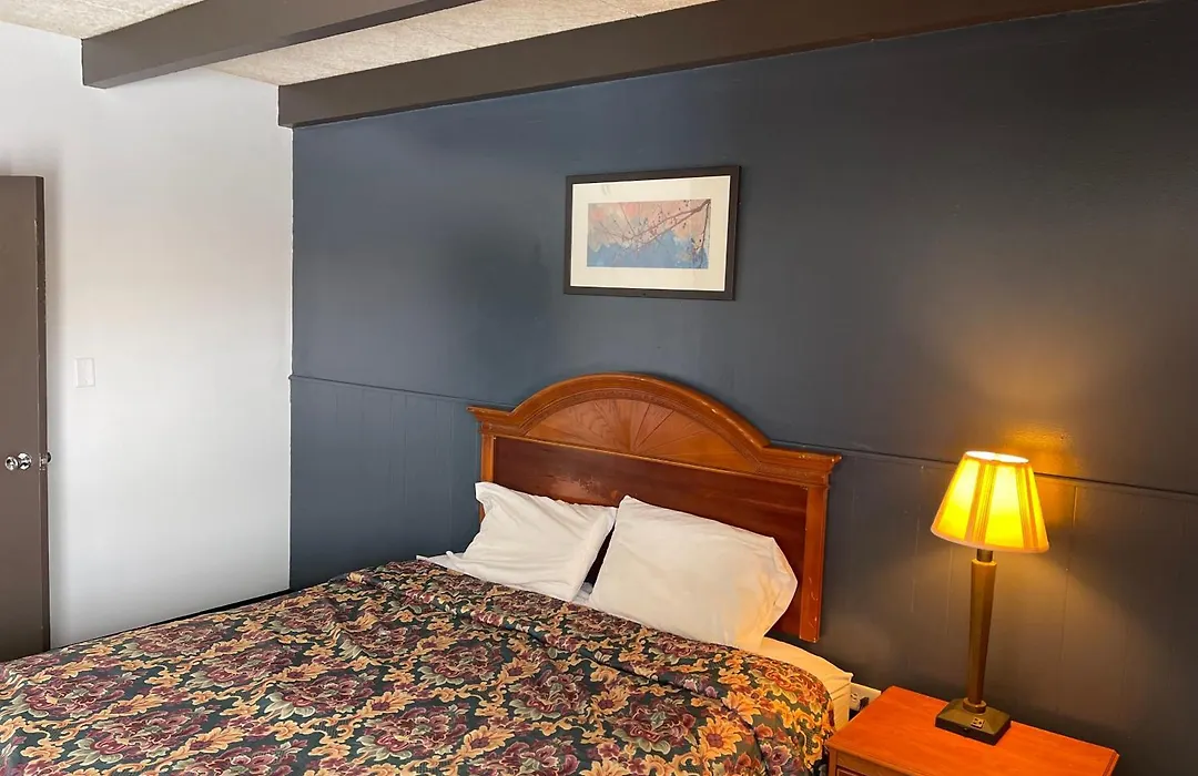 Wooden Shoe Motel-1