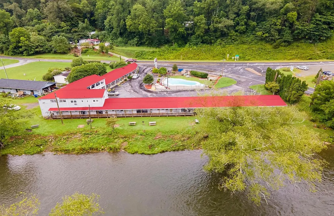 Lloyd'S On The River Country Inn By Oyo-1