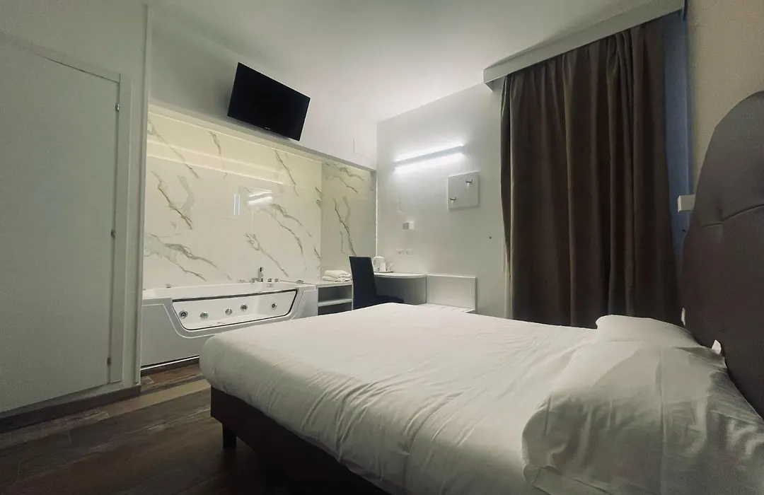 Hotel Holiday-1