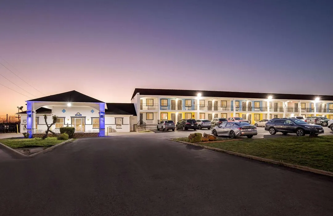 Days Inn By Wyndham Gainesville-1