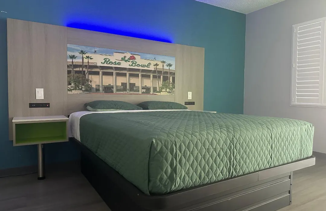 Hi-Way Host Motel-1