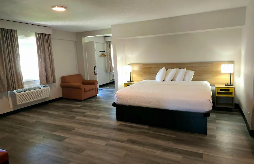 Days Inn And Suites By Wyndham Port Huron-1