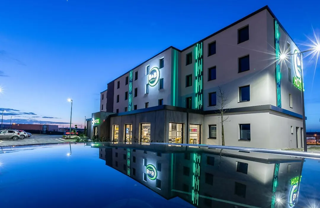 B&B HOTEL Troyes Magasins d'usine-1