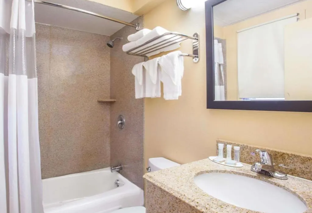 Travelodge By Wyndham South Burlington-1