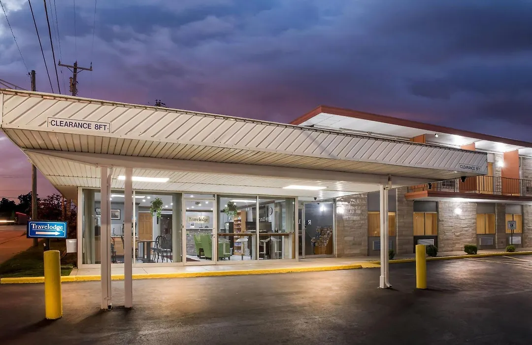Travelodge By Wyndham Bloomington-1