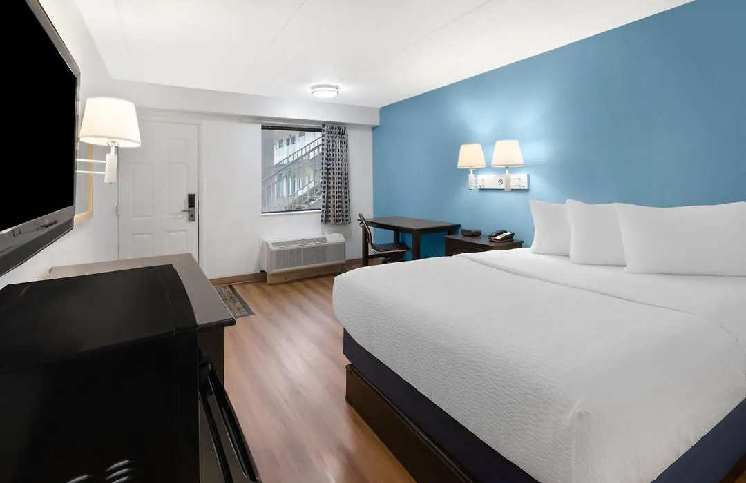 Travelodge By Wyndham Madison Heights Mi-1