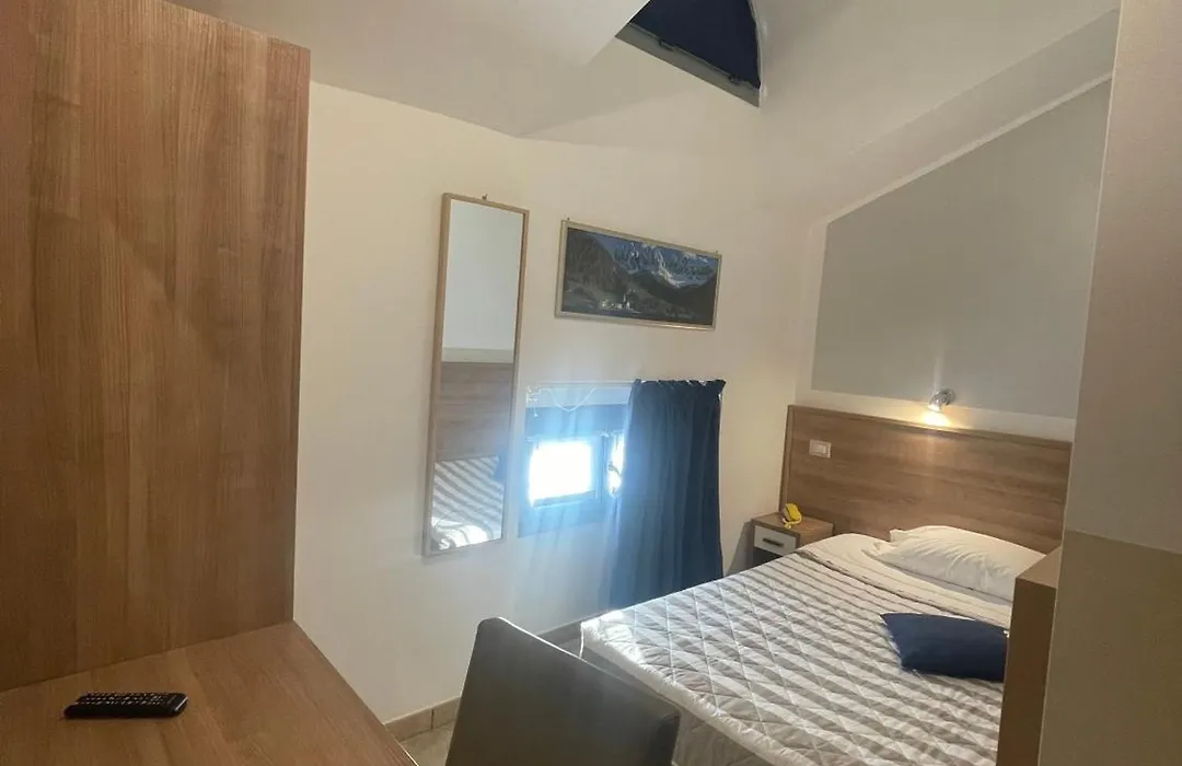 Hotel Montecarlo-1