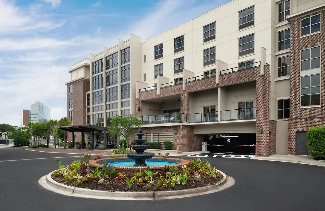 Hilton Garden Inn Charleston Waterfront/Downtown-1