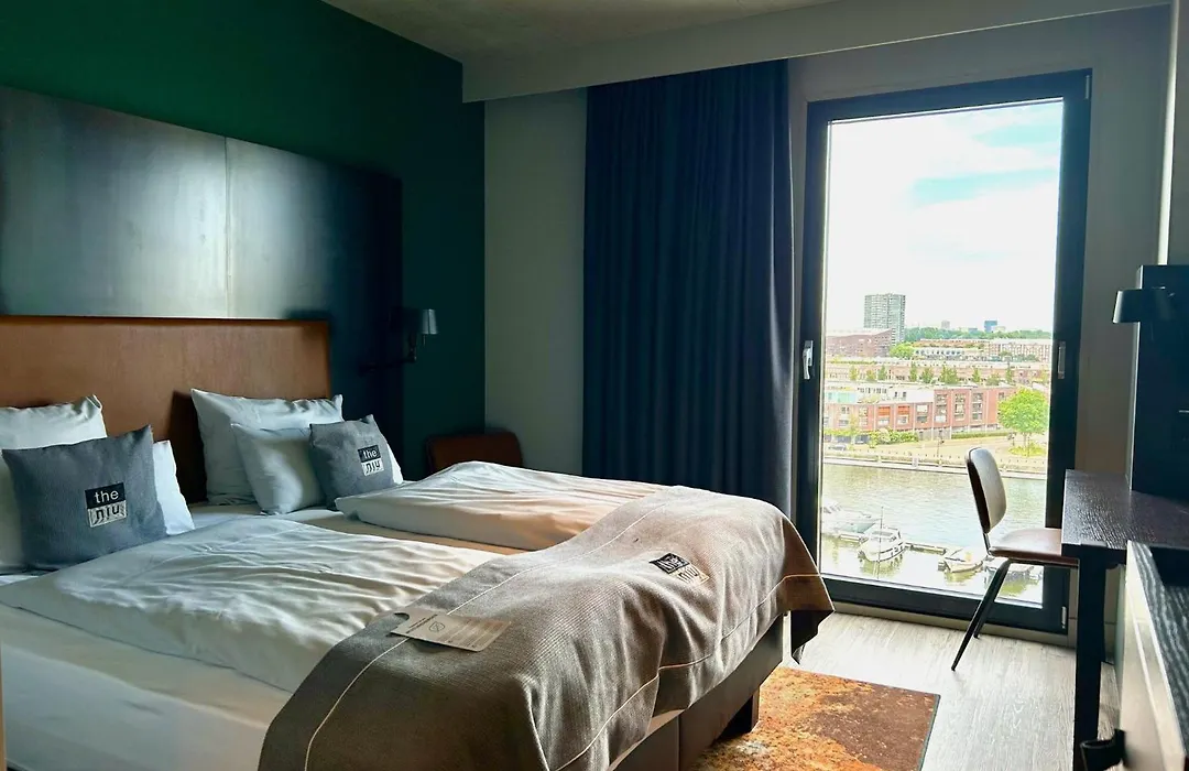 Holiday Inn - The Niu, Fender Amsterdam-1