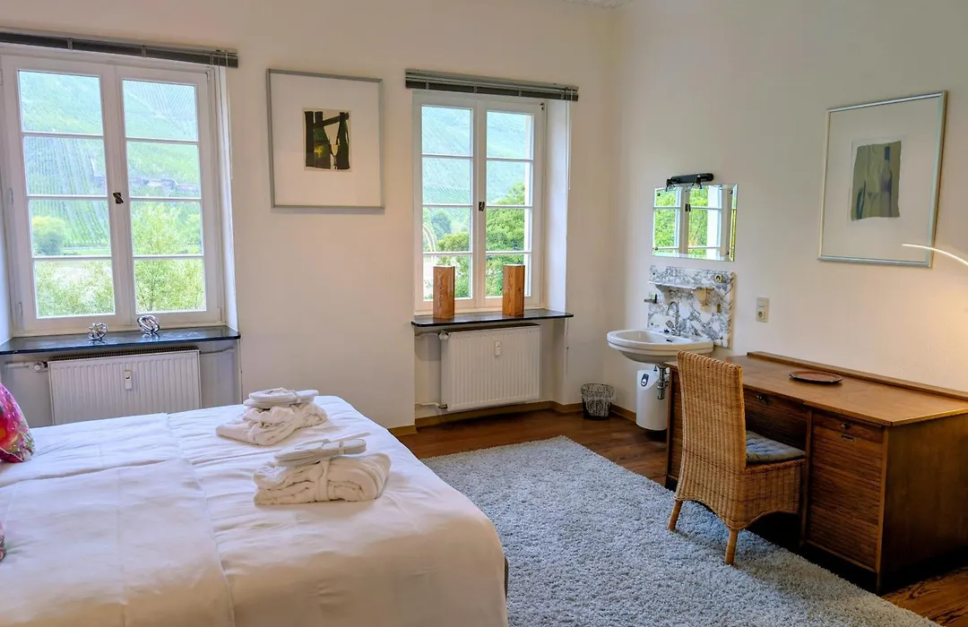 Wein- und Landhaus S A Prüm-1