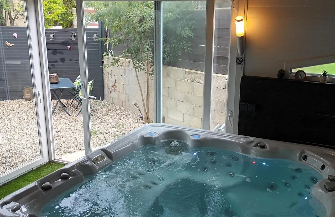 Chambres d'hôtes&jacuzzi - A l'ombre des amandiers-1