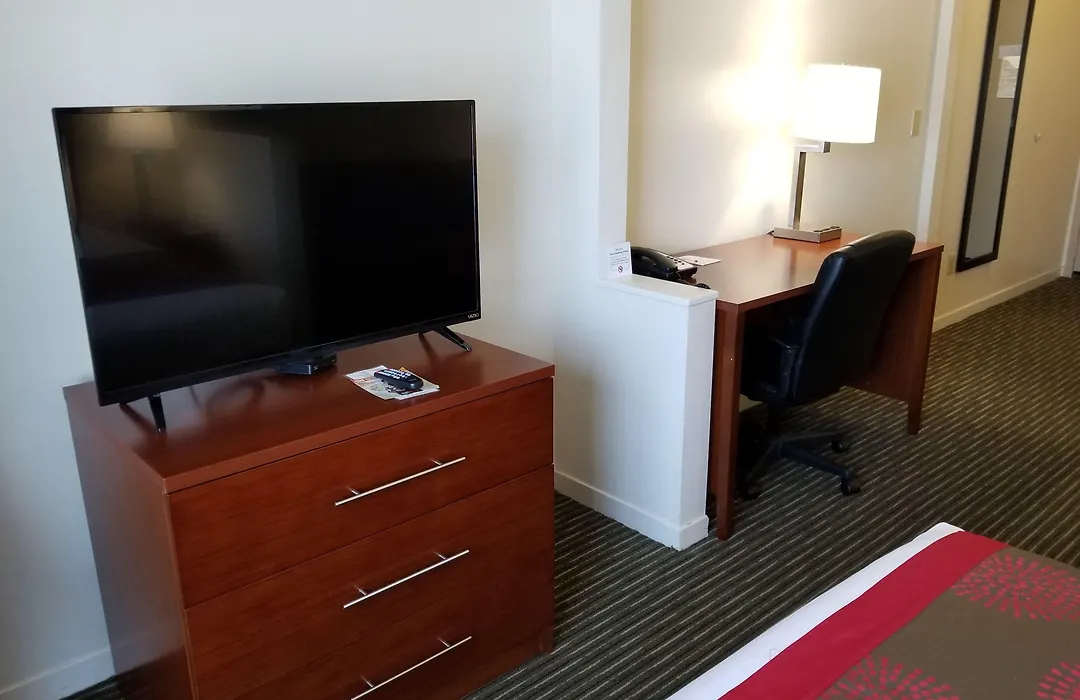 Ramada By Wyndham Bakersfield-1