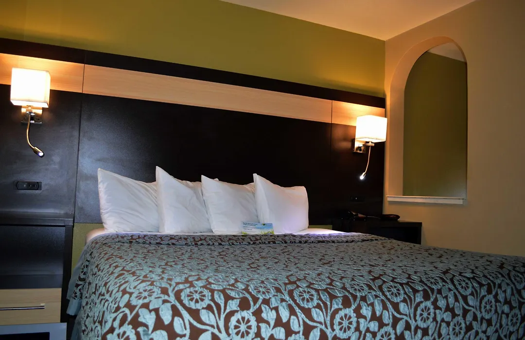 Days Inn By Wyndham Carlsbad-1