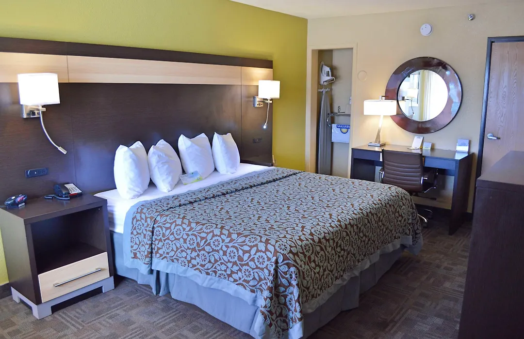 Days Inn By Wyndham Carlsbad-1